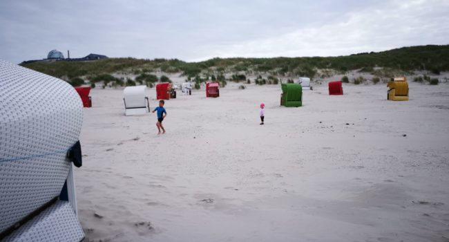 Strand Juist mit Strandkoerben